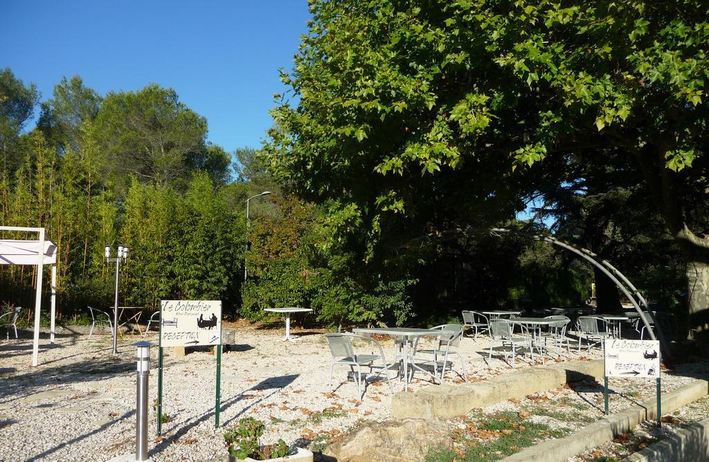 Hotel Restaurant Le Colombier Remoulins Exteriör bild
