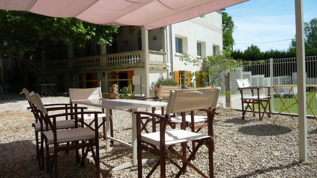 Hotel Restaurant Le Colombier Remoulins Exteriör bild
